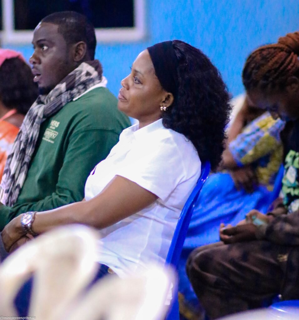 Participants attentifs lors d’un rassemblement Esprit & Vie