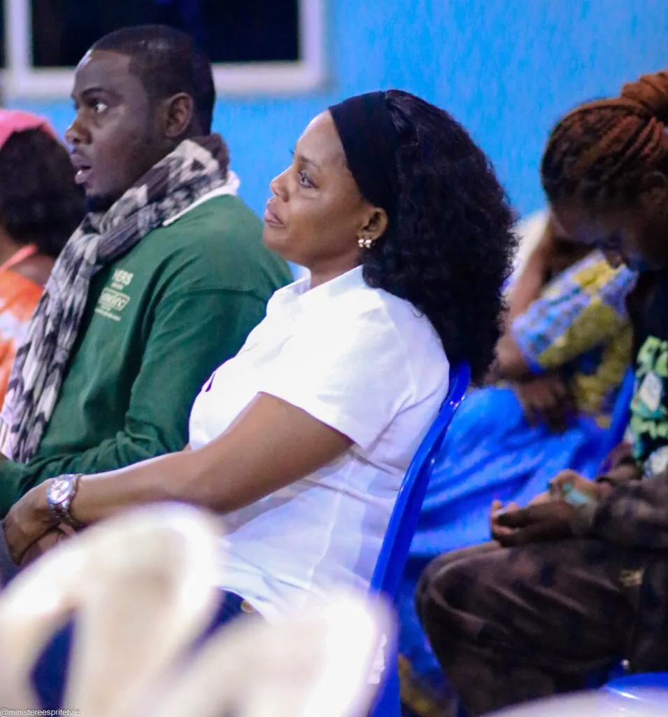 Participants attentifs lors d’un rassemblement Esprit & Vie