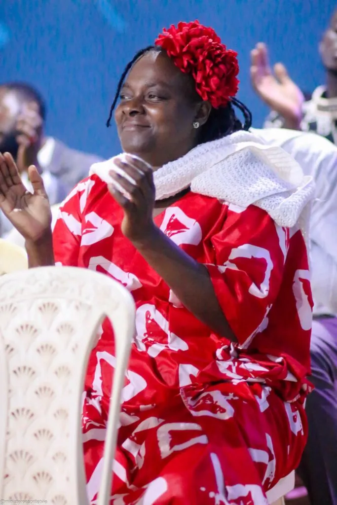 A woman worshipping during an Esprit & Vie gathering