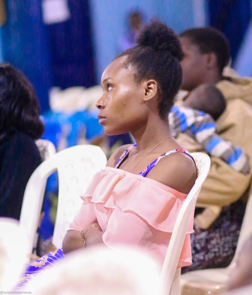 Une jeune femme à l’écoute lors d’un rassemblement Esprit & Vie