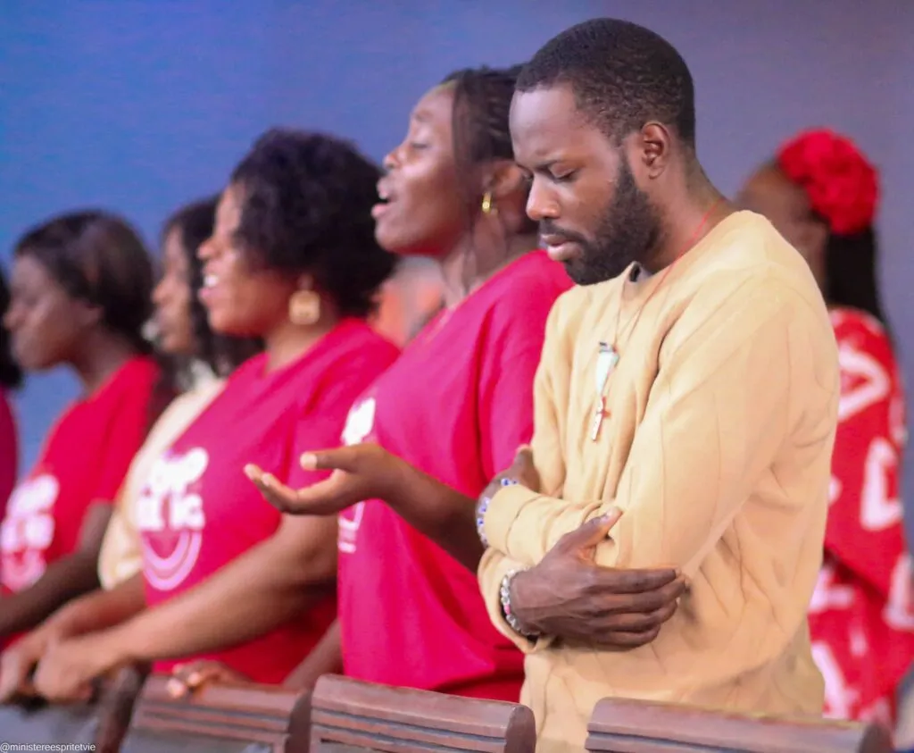 Esprit & Vie youth in a time of prayer and worship
